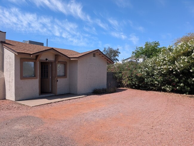 Building Photo - 1011 E Minnezona Ave