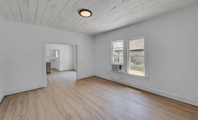 Building Photo - 909 N 10th St