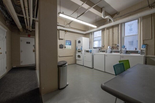 Building Photo - 131 Park Dr