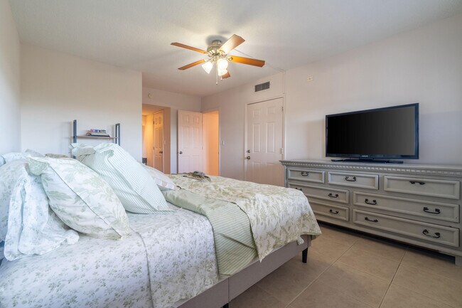 Building Photo - 3200 N Palm Aire Dr