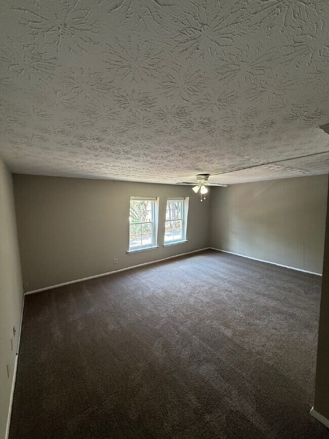 Building Photo - Oversized 1 Bedroom Upstairs Apartment For Rent!