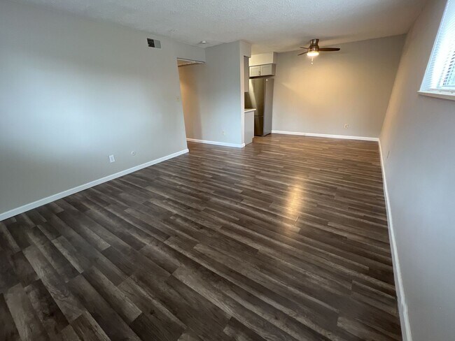Building Photo - Recently Renovated 2 bedroom 1 bath Garden...