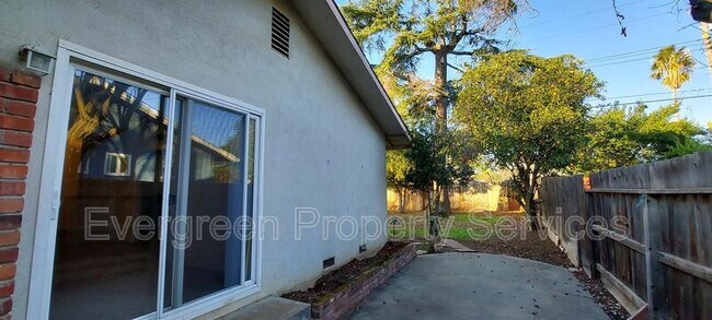 Building Photo - 9005 Fashion Dr
