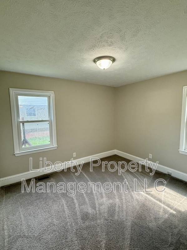Building Photo - 815 Poplar Dr