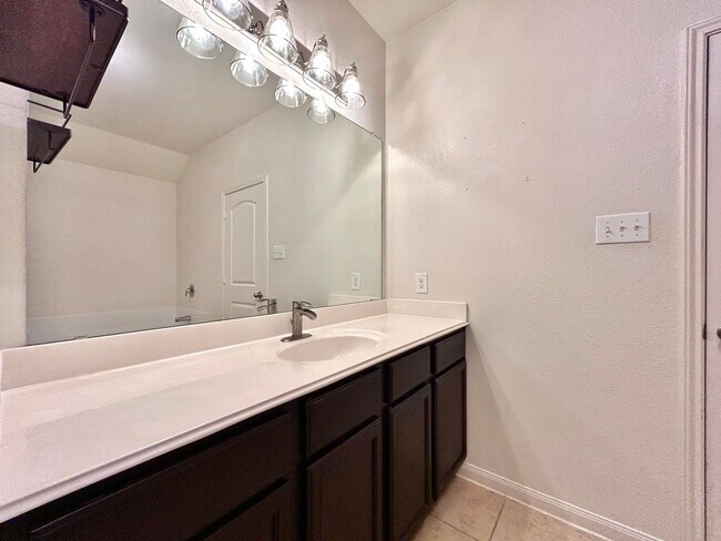 Building Photo - Beautiful 3-Bedroom, 2-Bath Home with Comm...