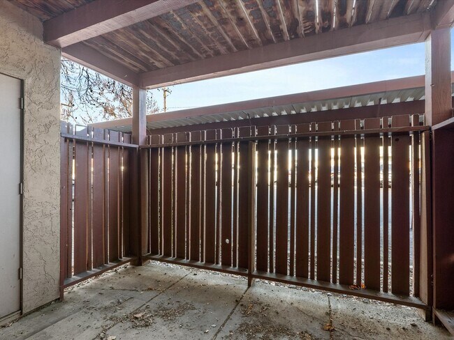 Building Photo - 2955 Lakeside Dr
