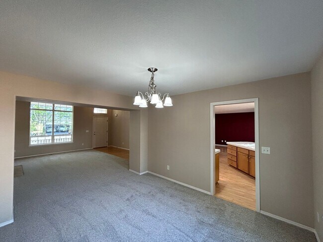 Building Photo - Gorgeous 4 Bed, 2.5 Bath House!