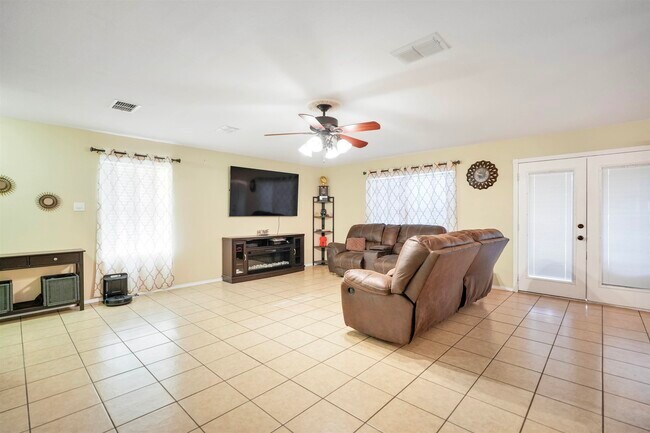 Building Photo - 2122 Mallorca Dr