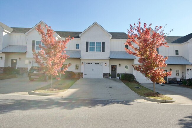 Building Photo - 3 Bed 3.5 Bath Luxury Townhome in Convenient Location!