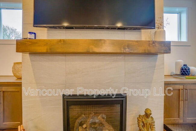 Building Photo - 737 SE 38th St