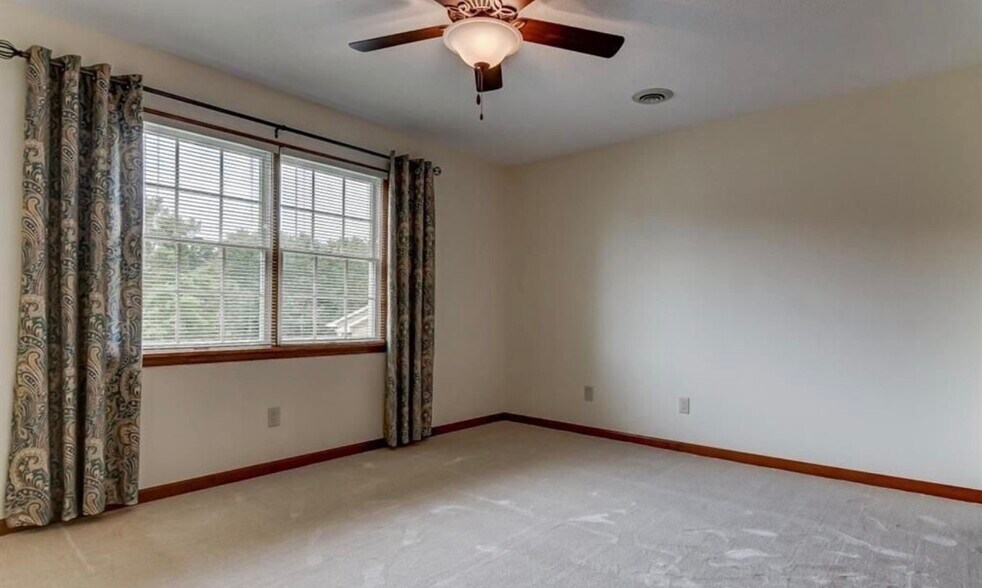 Building Photo - 3120 Kensington Dr