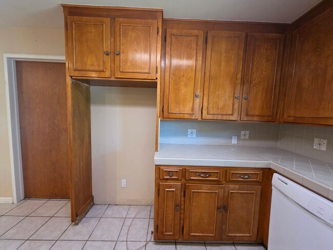 Building Photo - Single story home close to freeway access!
