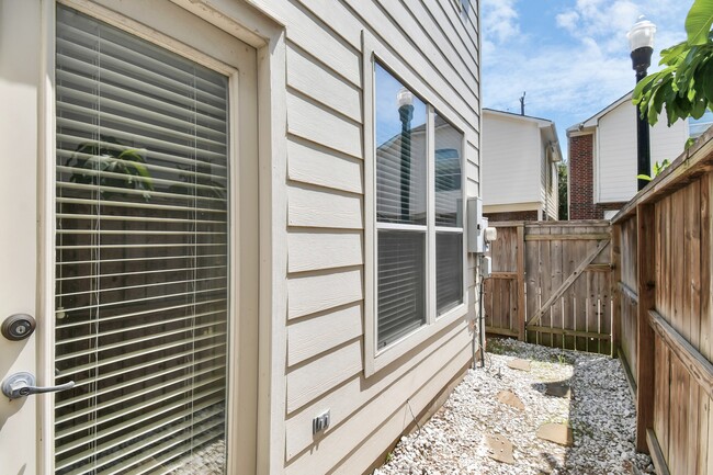 Building Photo - 1727 Aden Dr