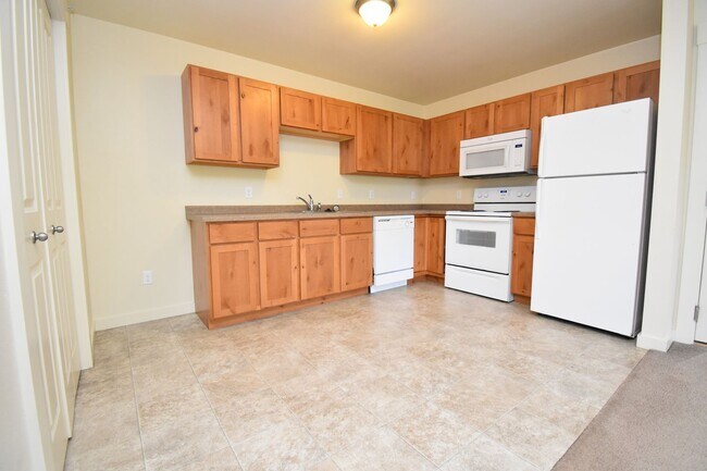 Building Photo - 2nd Floor 2 Bed 1 Bath in a Great Central ...