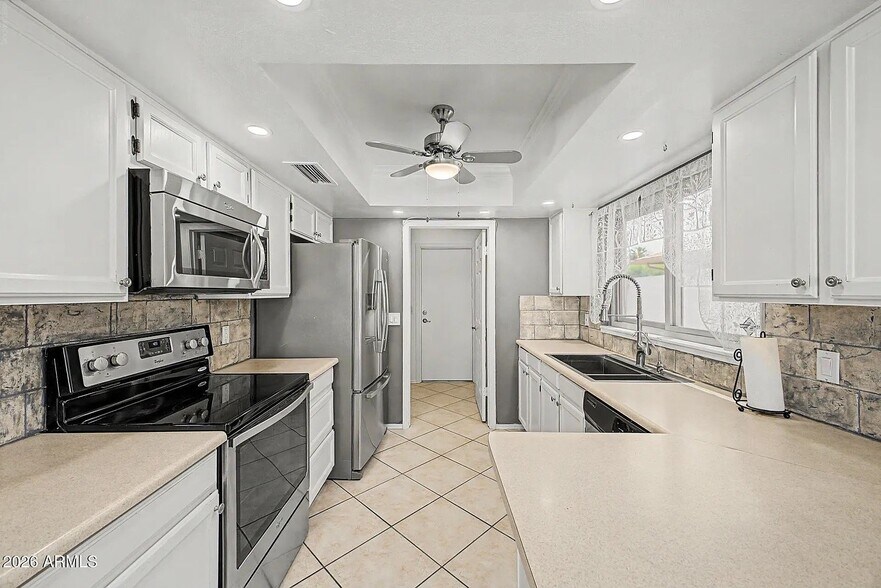 Building Photo - 9808 W Behrend Dr