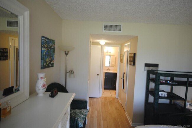 Building Photo - 5333 SE Miles Grant Rd