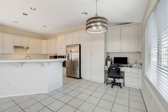 Building Photo - Beautiful Ranch Style Single Story w/Pool & View of the Las Vegas Strip