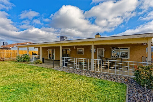 Building Photo - Desirable Apple Valley Single-Story on Expansive Lot | 3 Bed, 2 Bath Beauty