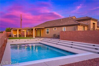 Building Photo - Elevated Desert Living with Strip & Mountain Views – Fully Furnished 6-Bedroom Retreat!