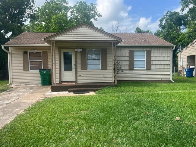 Primary Photo - 717 Lorrain St