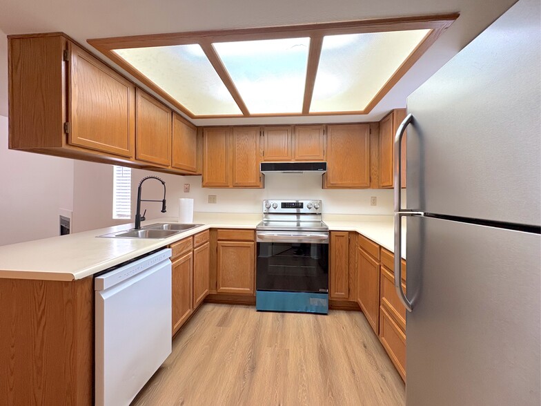 Building Photo - 2020 W Union Hills Dr