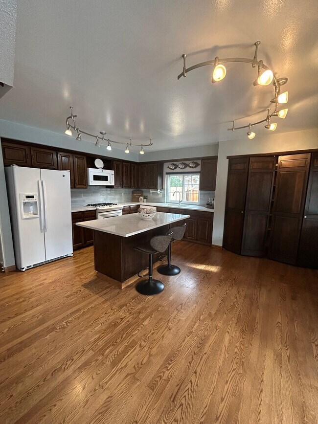 Building Photo - 5 BR/3 1/2 BA in the Desirable Meadowglen Community!!