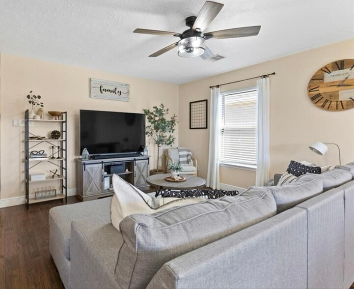 Building Photo - 16535 Burnell Oaks Ln