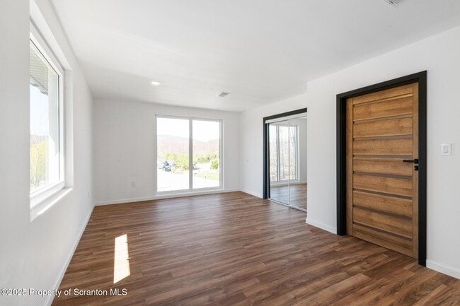 Building Photo - 203 Red Oak Dr
