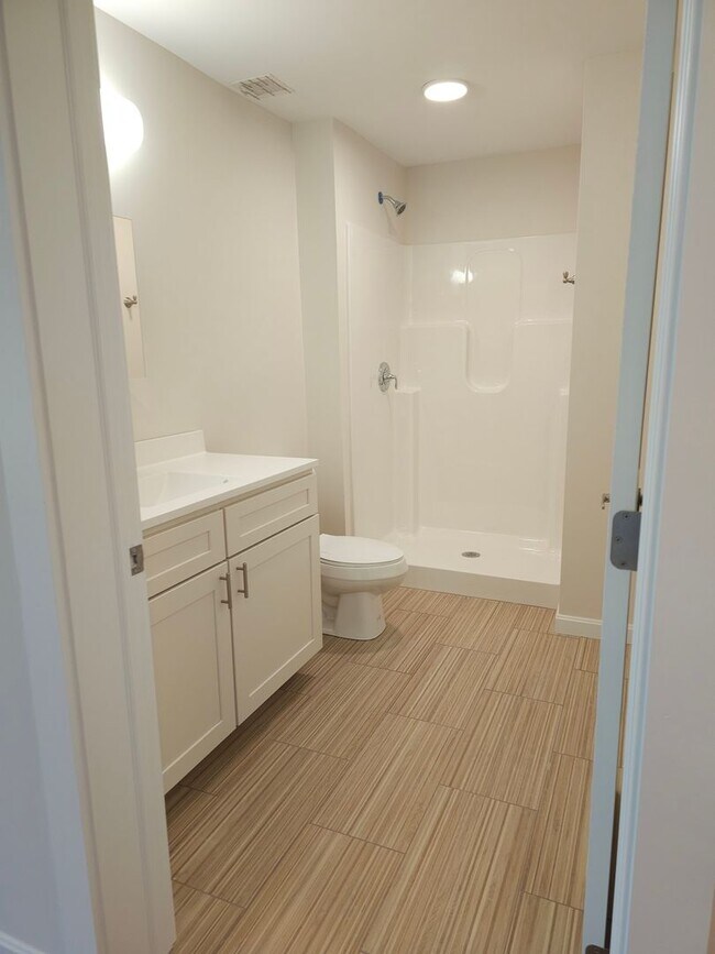 Building Photo - Village at Autumn Pond II: Corner 2 Bedroo...