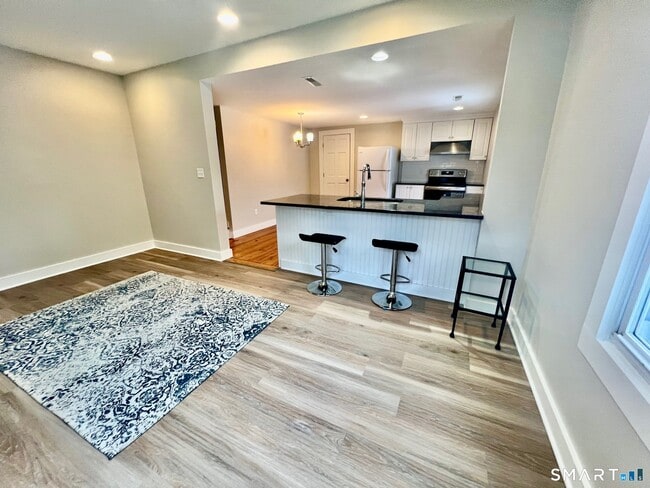 Building Photo - 435 Foxon Rd