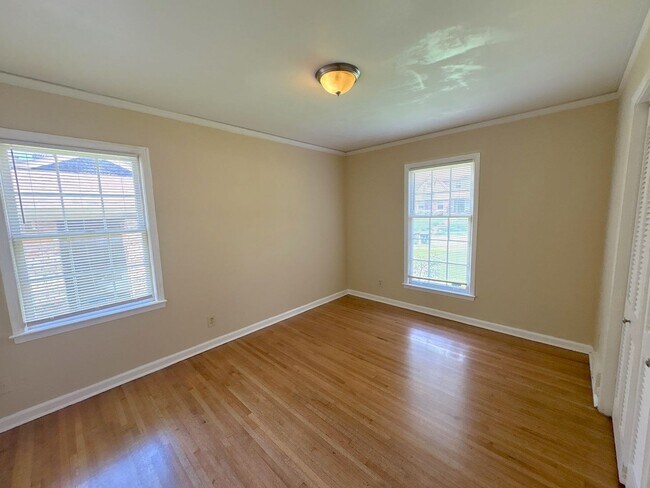 Building Photo - 5099 Oak Meadow Ave