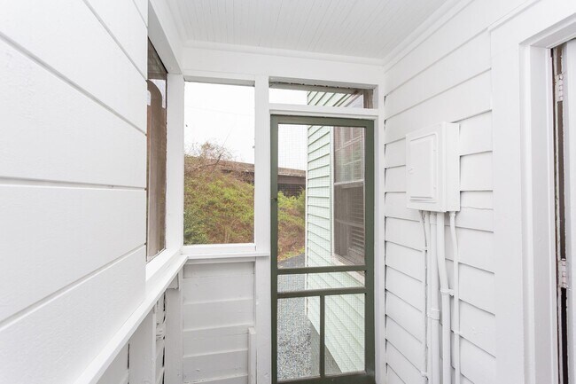 Building Photo - Available Now - Adorable and Spacious!  2 ...