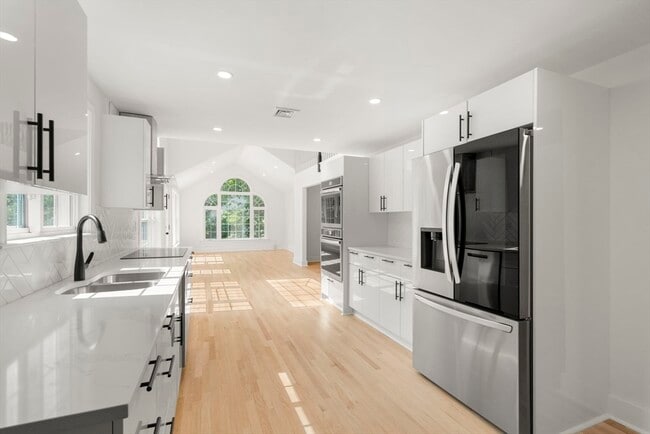 Building Photo - 576 Grove St