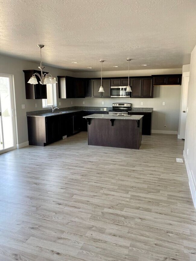 Building Photo - Incredible New Build Home for Rent in Sara...