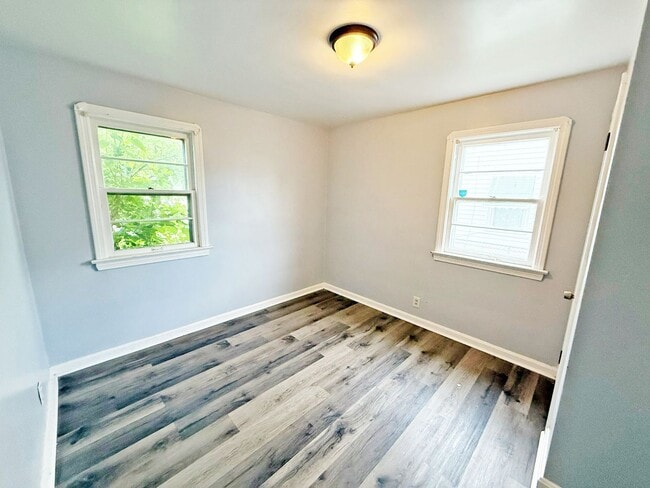 Building Photo - 3 BED 1.5 BATH BEAUTIFUL SINGLE FAMILY HOM...
