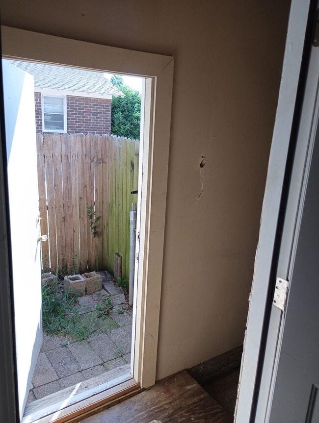 Building Photo - Tinker Close!!