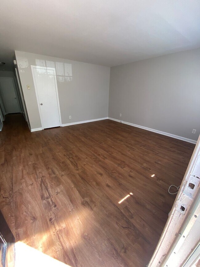 Building Photo - Cute 2 Bedroom Ranch!! Great deck and yard!