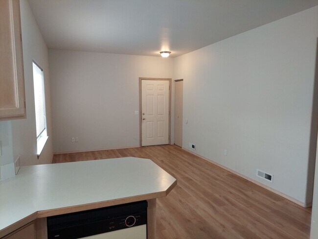 Building Photo - 2443 Undine St
