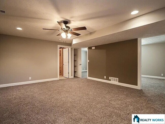 Building Photo - Spacious 4 Bed, 3 Bath Townhome with finished Basement