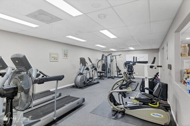 Building Photo - 3 Bedroom Home + an office on Southgate Golf Course.