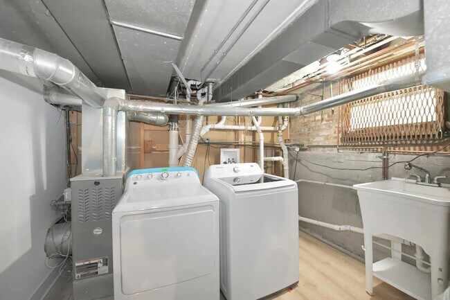 Building Photo - 2735 N Mozart St