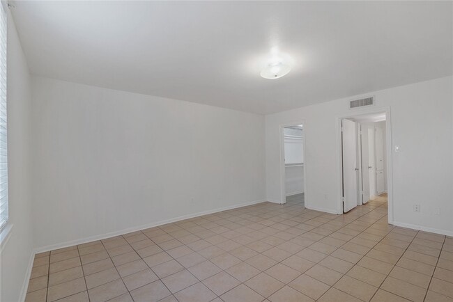 Building Photo - 2727 Briarhurst Dr