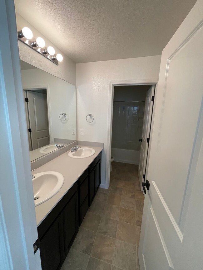 Building Photo - Beautiful 4 bed 2.5 bath in Sacramento!