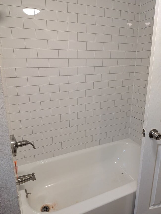 Building Photo - Cool 3 bed 2 bath House in Jeff City