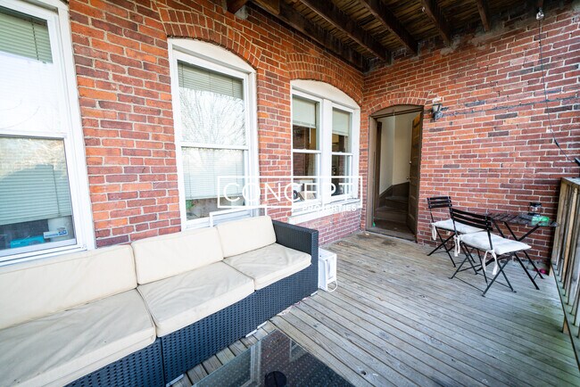 Building Photo - 98 Calumet St