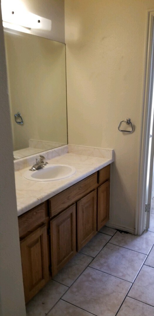 Building Photo - Downtown Town Home
