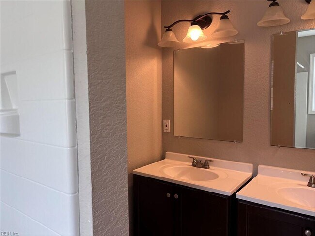 Building Photo - 1315 W 27th St