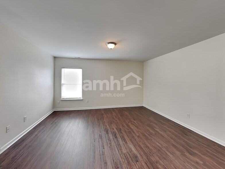 Building Photo - 267 Flanders Dr