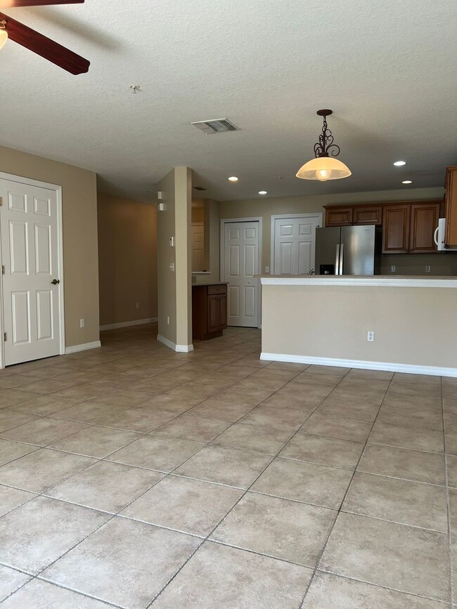 Building Photo - Gated 3/2.5 Townhouse with Garage in Altam...