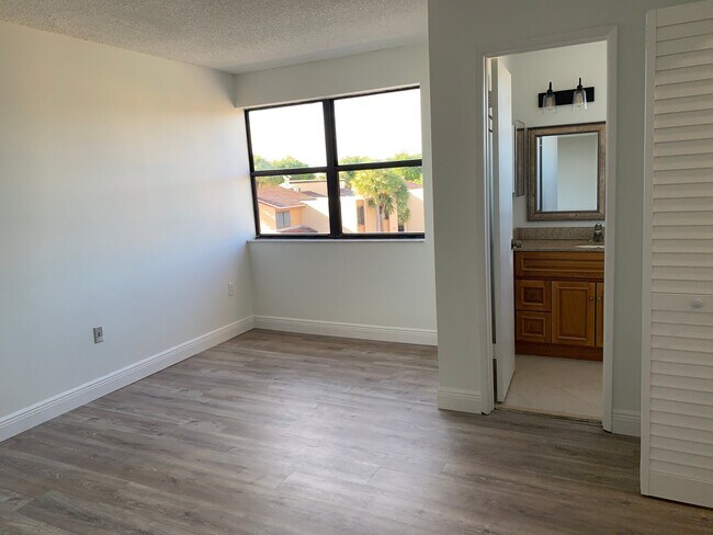 Building Photo - 281 W Park Dr